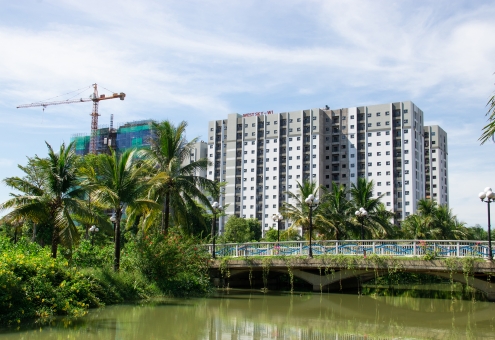 TRÊN TẦNG THƯỢNG CỦA TÒA CHUNG CƯ CAO TẦNG, DÒNG CHỮ “W1 – WEST SKY” ĐÃ SÁNG ĐÈN